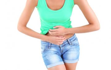 Síntomas del colon irritable Mujer con síntomas de colon irritable