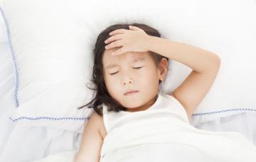 Niña con síntomas de difteria Niña con fiebre en la cama