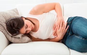 Mujer con dolor abdominal por gastroenteritis
