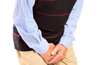 Hombre con síntomas de gonorrea