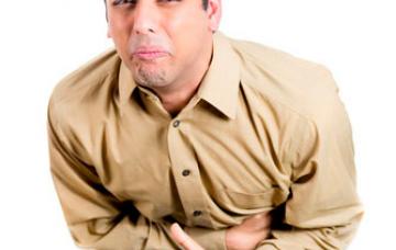 Hombre con dolor abdominal por hepatitis