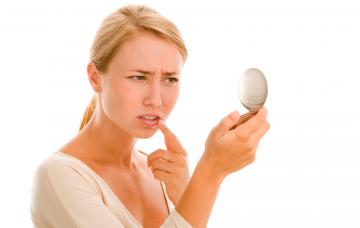 Mujer observando posibles síntomas del herpes