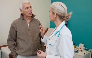 Paciente hablando de sus síntomas de colesterol alto