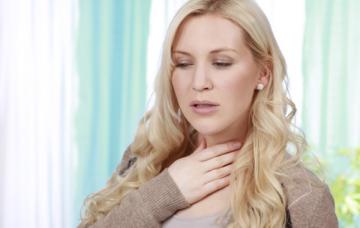 Síntomas del hipotiroidismo Mujer con síntomas de hipotiroidismo