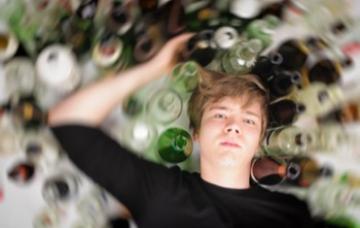 Signos y síntomas de una intoxicación Joven con una intoxicación etílica