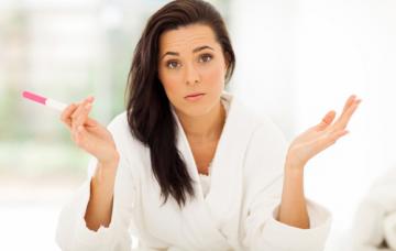 Mujer resignada con un test de embarazo