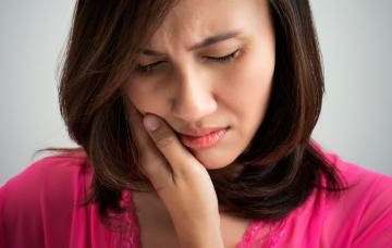 Síntomas de la neuralgia del trigémino Mujer con una neuralgia del trigémino