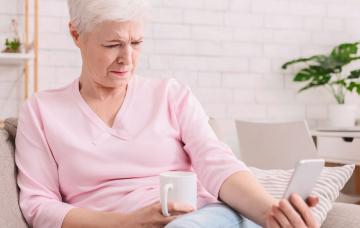 Síntomas y diagnóstico de la presbicia Síntomas de la presbicia en una mujer mayor