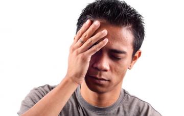 Persona con dolor de cabeza por anafilaxia