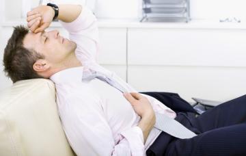 Síntomas de la talasemia Hombre tumbado con síntomas de cansancio