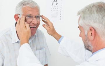 Un hombre mayor se prueba unas gafas en la óptica