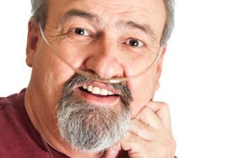 Hombre con ayuda para la respiración