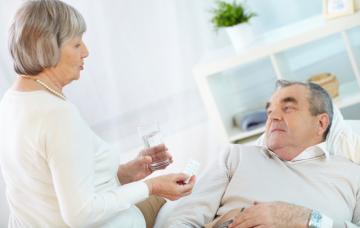 Tratamiento de la pericarditis Hombre en tratamiento por pericarditis