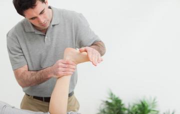 Tratamiento de una tendinitis Fisioterapeuta tratando a un paciente