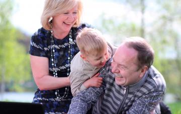 Unos abuelos juegan con su nieto