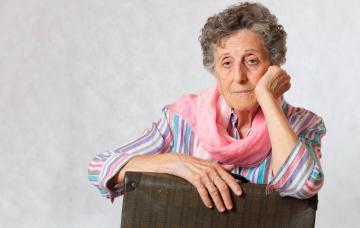 Mujer mayor con una maleta