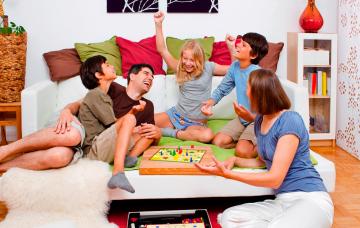 Padres y niños jugando en casa Actividades y juegos para hacer en casa