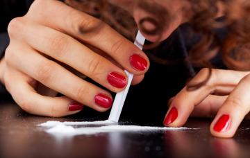 Adicción a la cocaína, cómo superar la dependencia Mujer esnifando cocaína