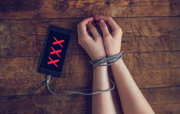 Adolescente adicta a la pornografía