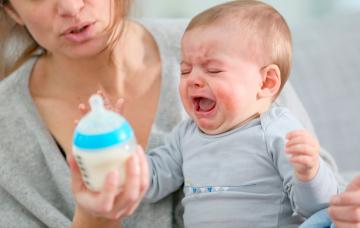 Alergia a las proteínas de leche de vaca Bebé con alergia a las proteínas de leche de vaca