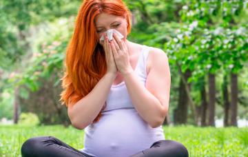Alergia en el embarazo Mujer embarazada con síntomas de alergia