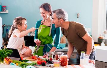 15 alimentos que comemos mal Familia preparando la comida