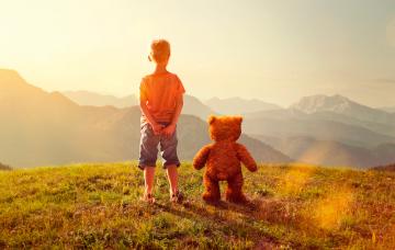 Amigos imaginarios en los niños Niño con su amigo imaginario