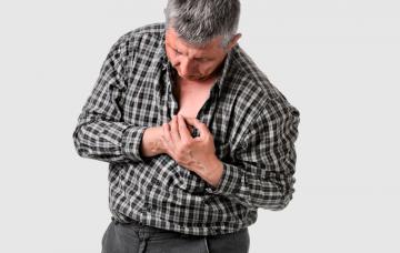 Hombre con dolor en el pecho