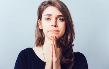 Persona pidiendo ayuda