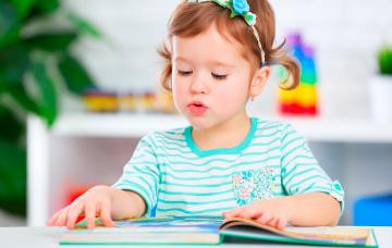 Primeras lecturas infantiles Niña aprendiendo a leer