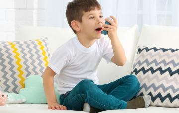 Asma Mujer tratándose el asma con un inhalador