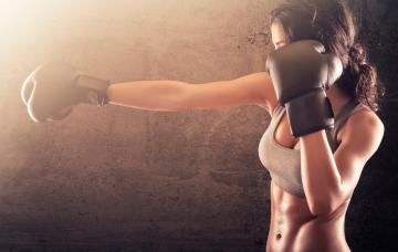 Mujer practicando boxeo fitness