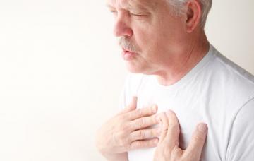 Bronquiectasias Hombre con problemas de respiración