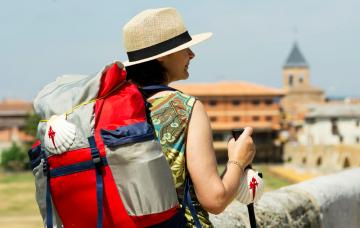 Camino de Santiago para mayores Mujer mayor realizando el Camino de Santiago