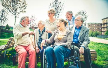 Ciudades amigables con las personas mayores Personas mayores en una ciudad amigable