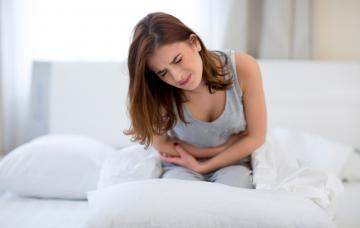 Colitis ulcerosa, cómo manejar la inflamación del intestino Chica con síntomas de colitis ulcerosa