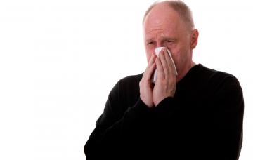 Congestión nasal Hombre con congestión nasal