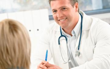 Mujer en una consulta preconcepcional