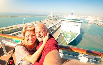 Cruceros para mayores Pareja de personas mayores en un crucero
