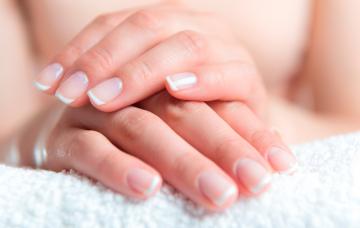 Manos con cutículas sanas