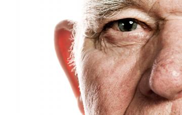 Anciano con degeneración macular