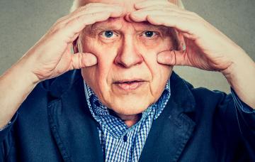 Evita la degeneración macular Hombre adulto mayor con problemas de degeneración macular