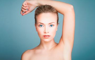 Mujer sin vello tras la depilación láser