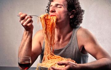 Hombre con hiperfagia Hiperfagia