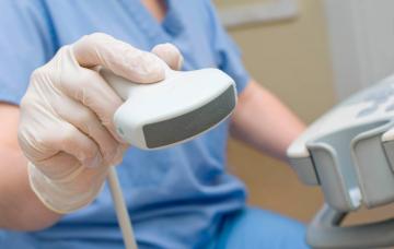 Ecografista haciendo una ecografía abdominal