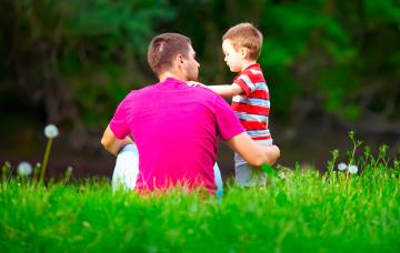 Ecolalias Un padre con su hijo ecolálico en el parque