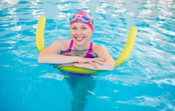Señora en la piscina haciendo ejercicios acuáticos