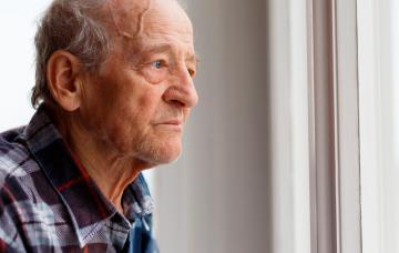 Hombre con síntomas de demencia producida por la enfermedad de Huntington