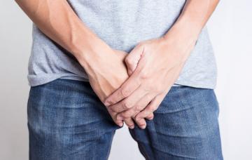 Hombre con síntomas de la enfermedad de peyronie