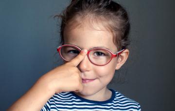 Niña con estrabismo